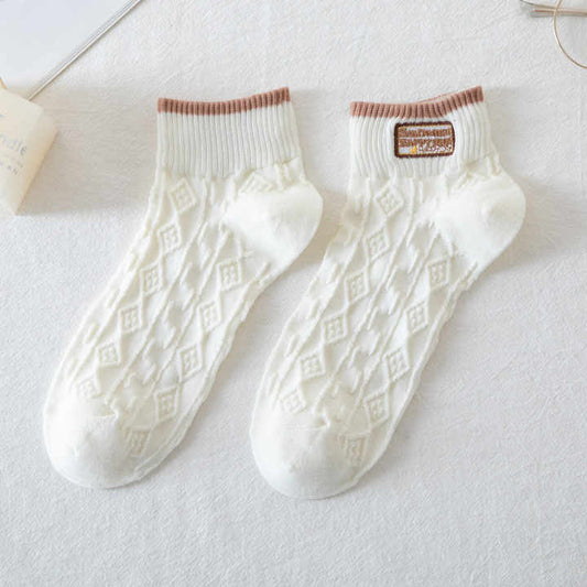 جوارب بيضاء غير رسمية بطول الكاحل مع دانتيل حلو جيد التهوية ونمط حيوان ملون لجميع الفصول Casual white ankle socks with sweet breathable lace and colorful animal pattern for all seasons