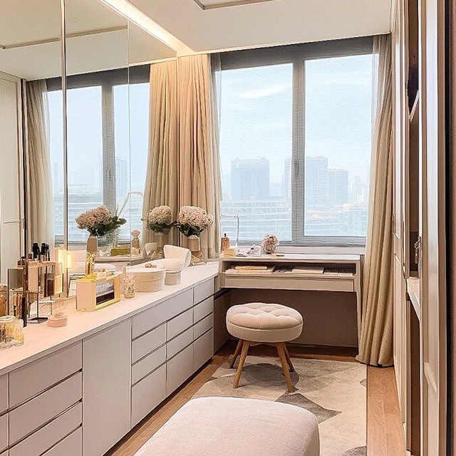 bed and wardrobe .. سرير وخزانة