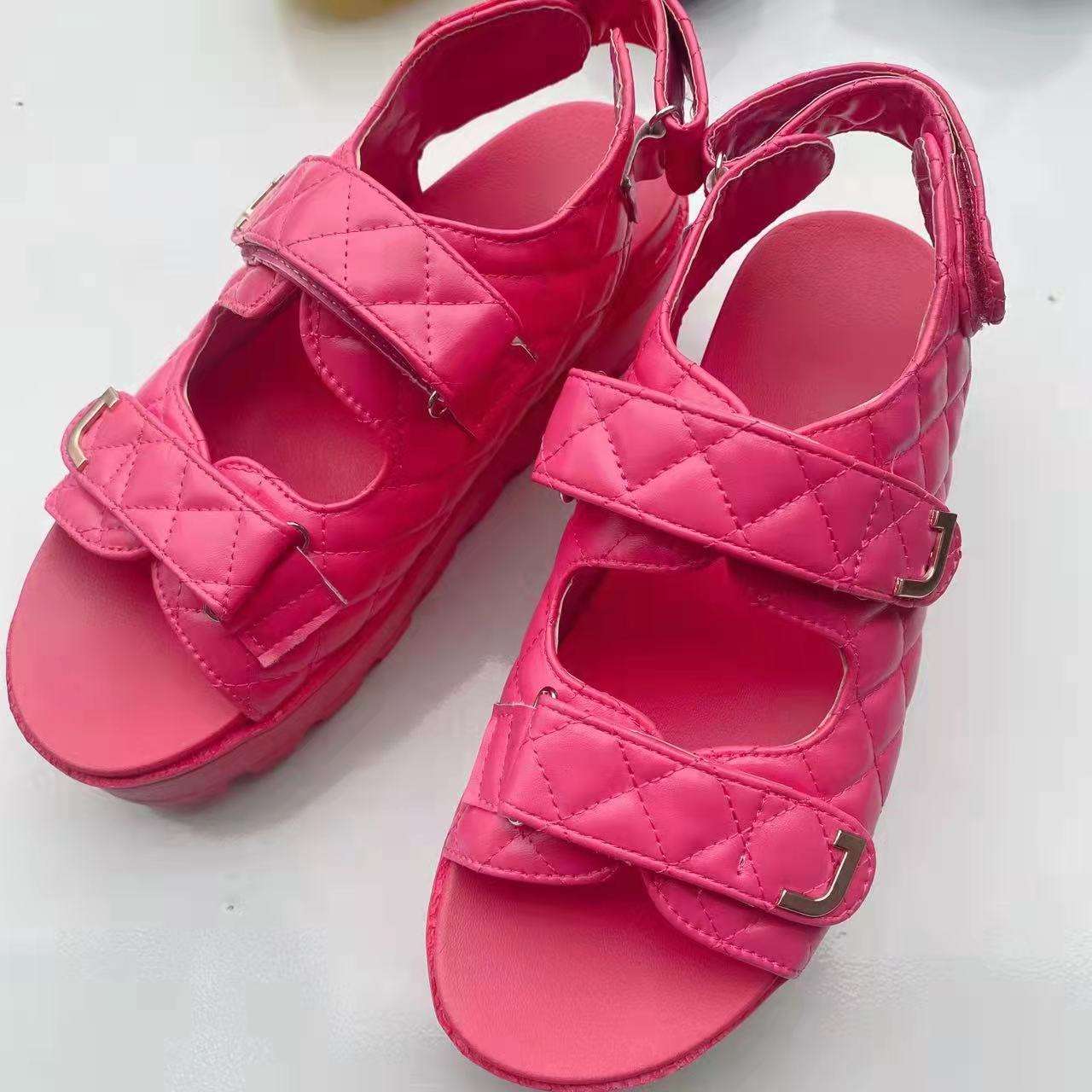 احذيه نسائيه منقوشه