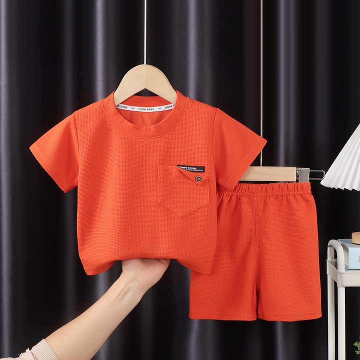 ملابس رياضية صيفية أنيقة غير رسمية للأولاد . Boys and girls summer casual stylish sportswear