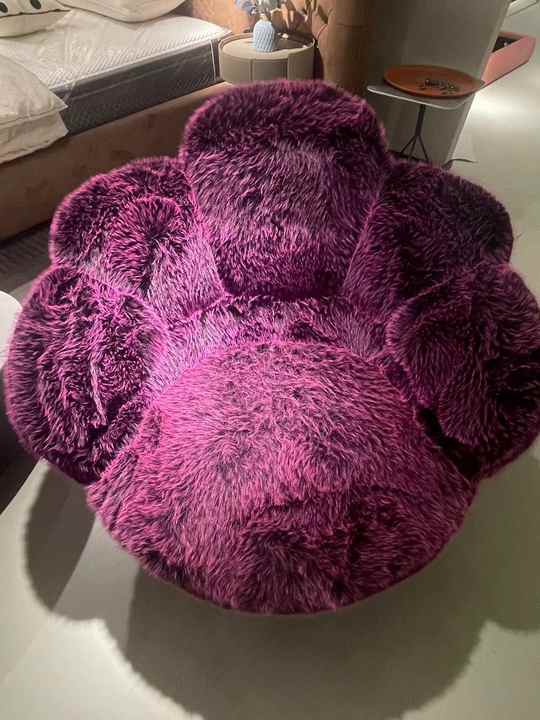 Bear claw swivel chair