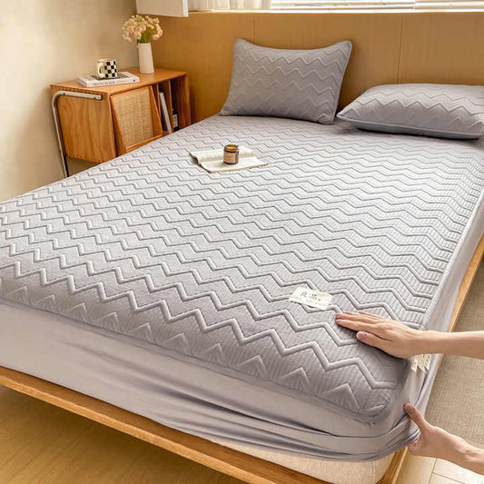 غطاء سرير سميك مصنوع بالكامل من القطنر . Thick bed sheet made entirely of raw cotton,