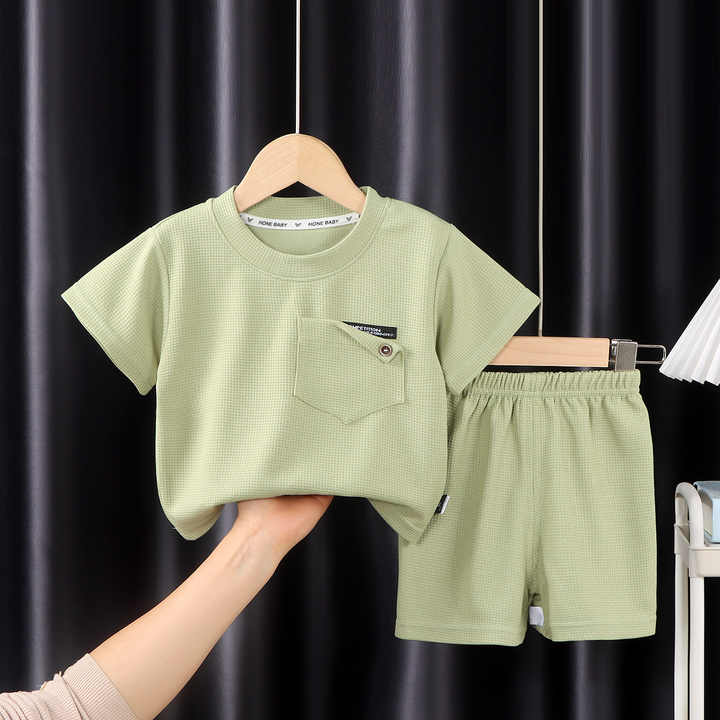 ملابس رياضية صيفية أنيقة غير رسمية للأولاد . Boys and girls summer casual stylish sportswear