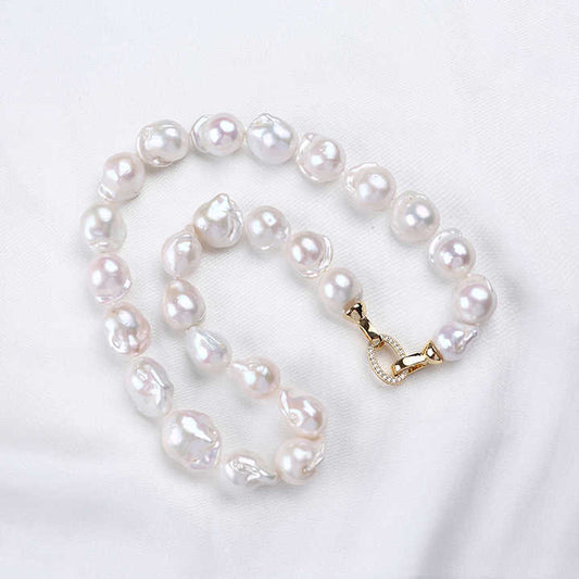 قلادة من اللؤلؤ الباروكي