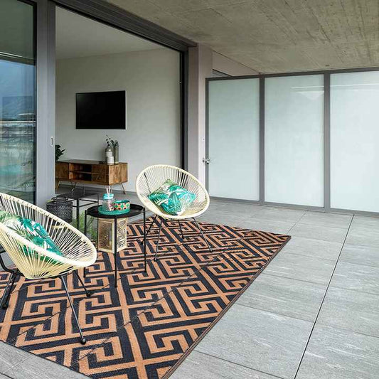 سجادة بلاستيكية من القش للأنشطة الخارجية . Plastic straw mat for outdoor activities