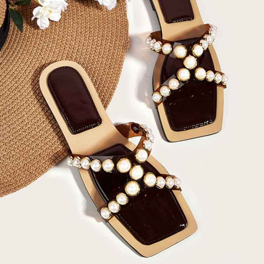 أحذية نسائية كبيرة