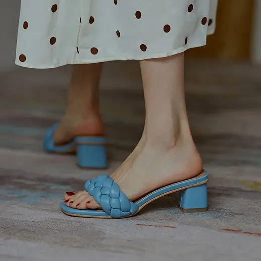 كعب نسائي مربعه ومنسوجه