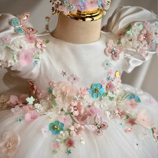 فستان زفاف رقيق مزين