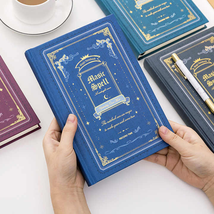 كتب ذات جودة عالية تأتي باللون الذهبي كديكور لتزيين طاولة القهوة كتب تعليمية