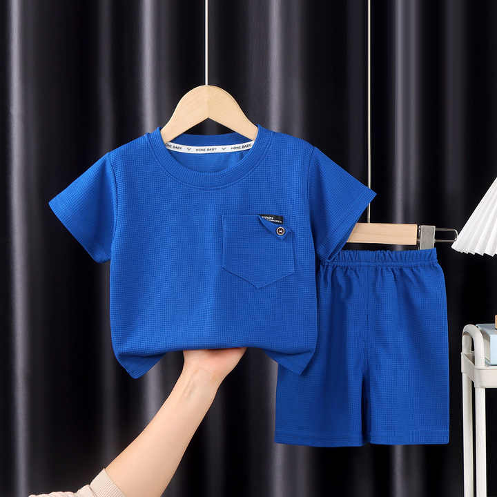 ملابس رياضية صيفية أنيقة غير رسمية للأولاد . Boys and girls summer casual stylish sportswear