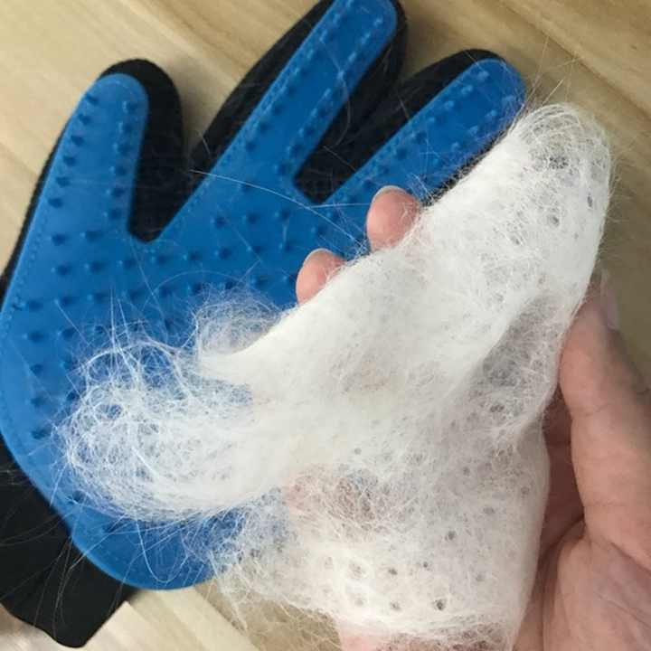 Cat grooming gloves for pet trips, brushes, and cleaning tools.