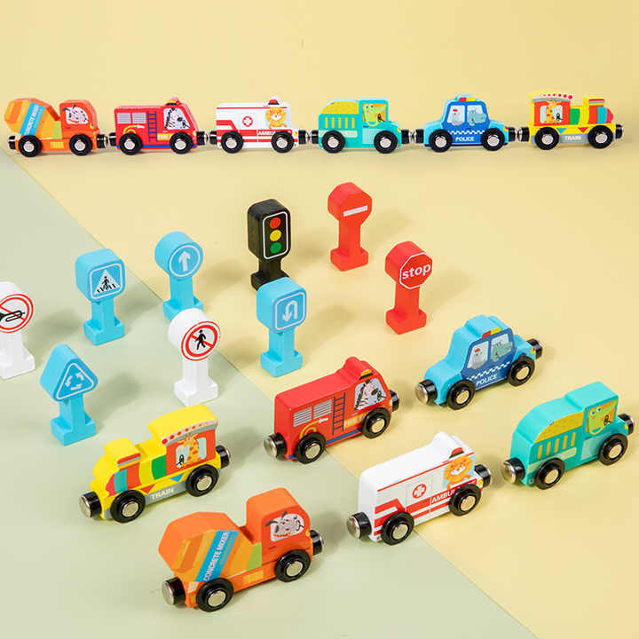 لعبة قطار مروري خشبية تعليمية للأطفال الصغار . Educational wooden traffic train toy for toddlers includes