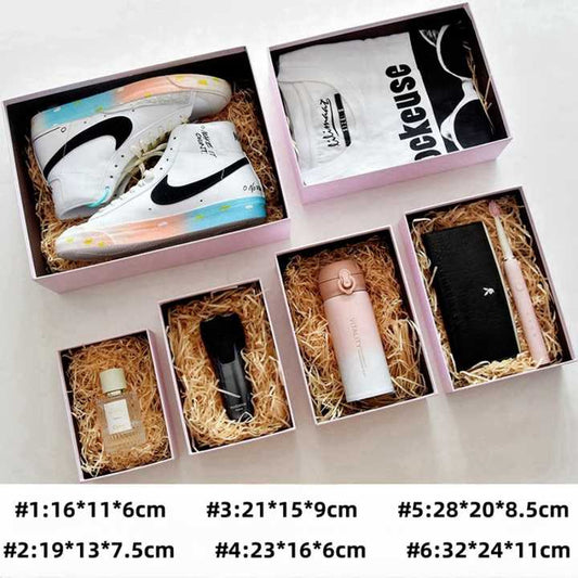 صندوق واحد مع بطاقة وعلبة رافية كبيرة لعيد الأم . One box with card and large raffia box for Mother's Day.