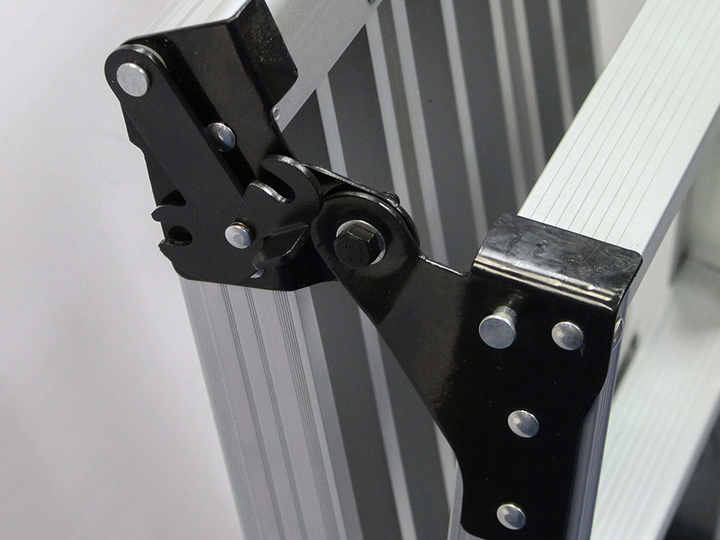 Ladder platform mounted on industrial skills - سلم منصة مركب على الطراز الصناعي