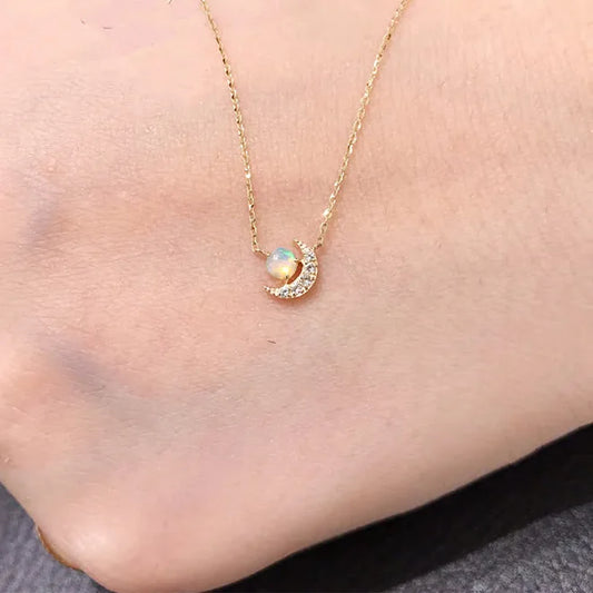 قلادة أوبال صغيرة جدًا مطلية بالذهب