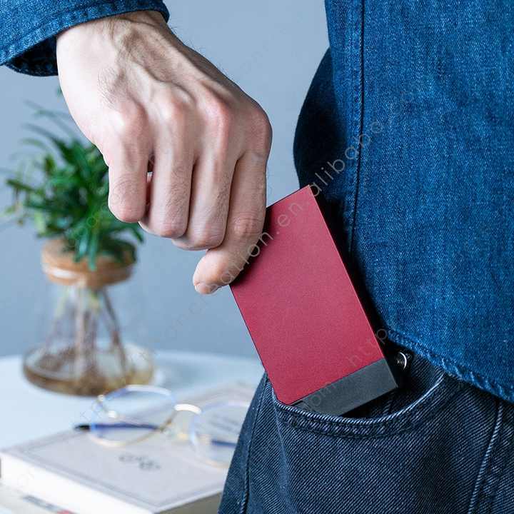 حامل بطاقات من الألومنيوم