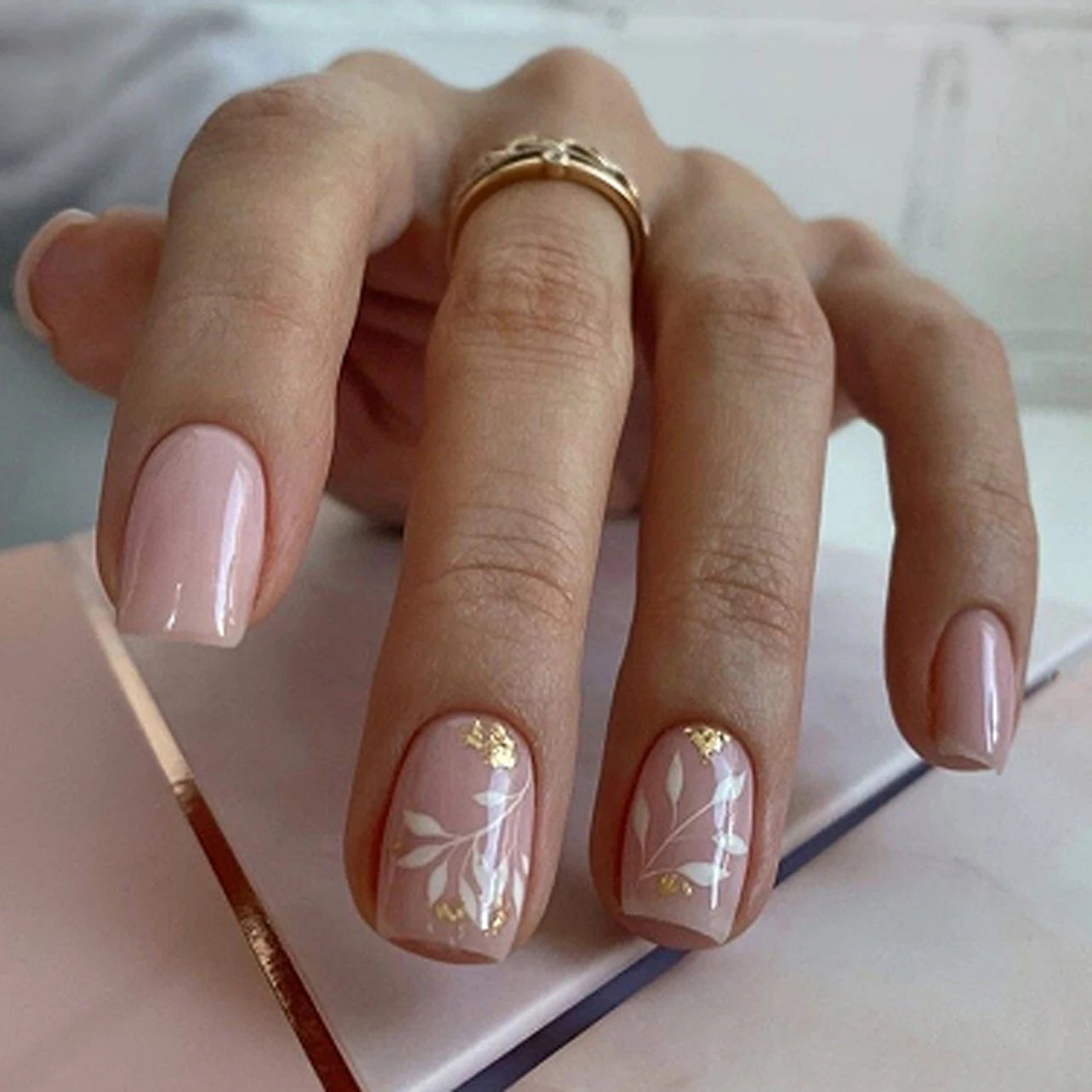 Short square fingernails
