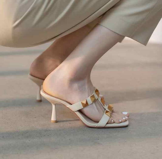 كعب صيفي جديد من الجلد