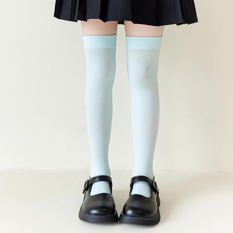 الجوارب المخملية فوق الركبة