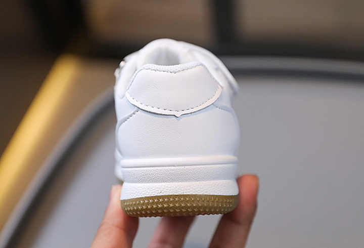 أحذية رياضية عالية الجودة جديدة مسطحة . New High Quality Flat Children's Sneakers