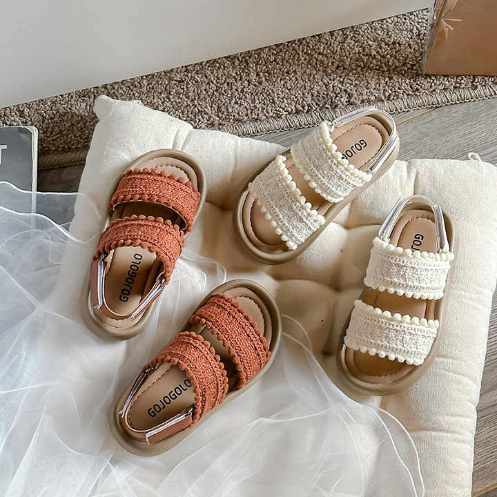 Soft girls' sandal with straight strap
