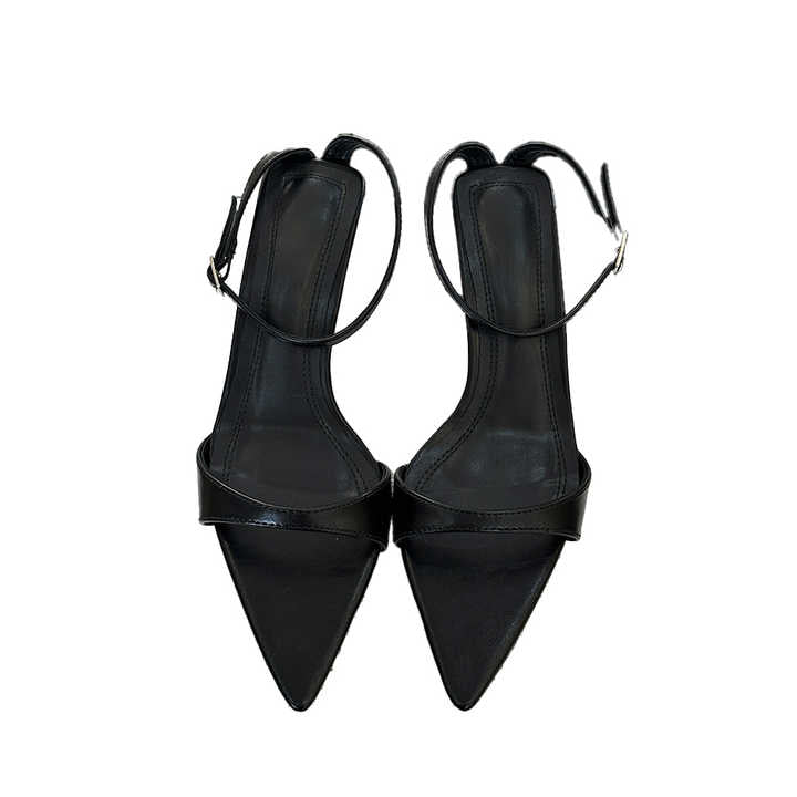 Elegant heel with simple design
