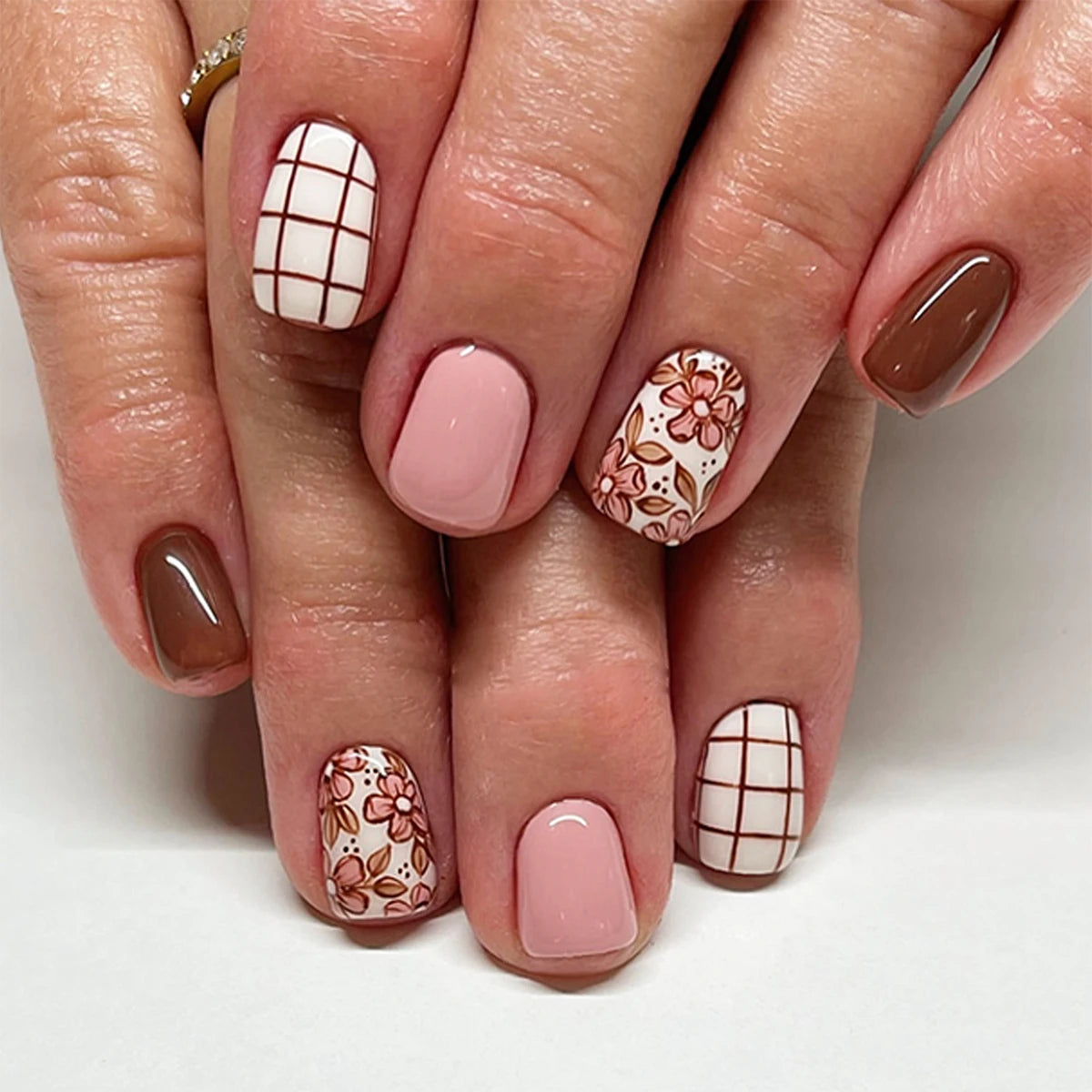 Short square fingernails
