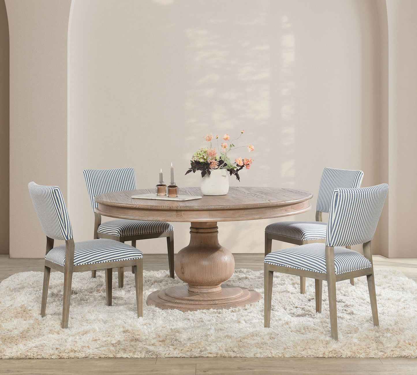 طاولة وكراسي فاخرة