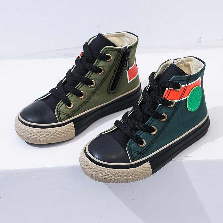 New fashion kids sneakers . موضة جديدة أحذية رياضية للأطفال