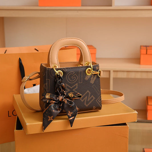 حقائب يد واحدة مزينة بأوشحة حريرية مطبوعة