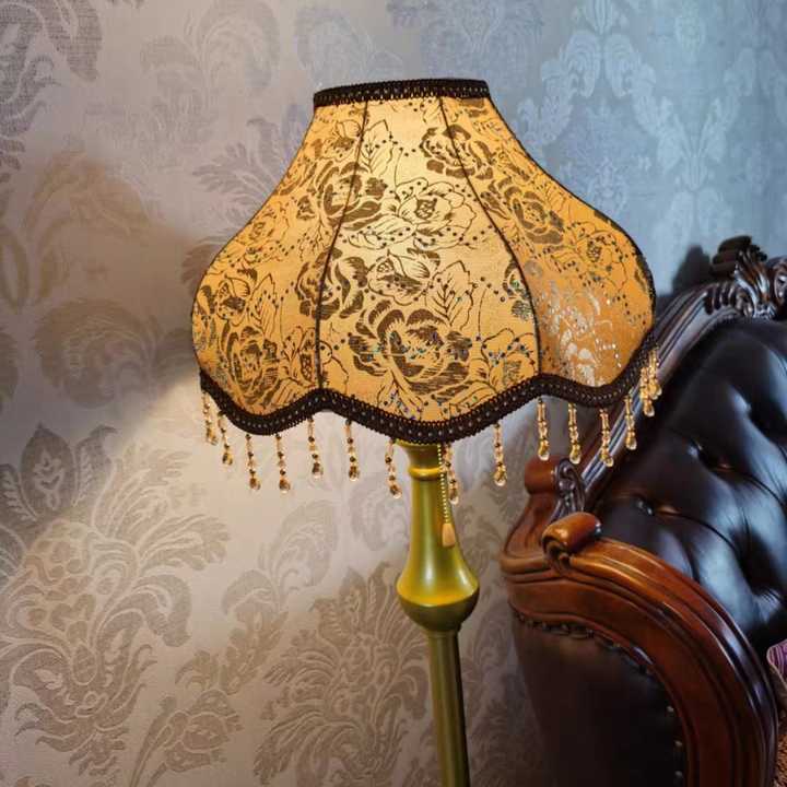 مصباح أرضي ذكي فاخر لغرفة اكسسوارات.