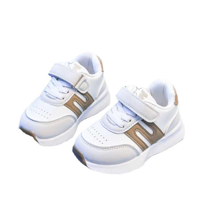 Children's sports shoes