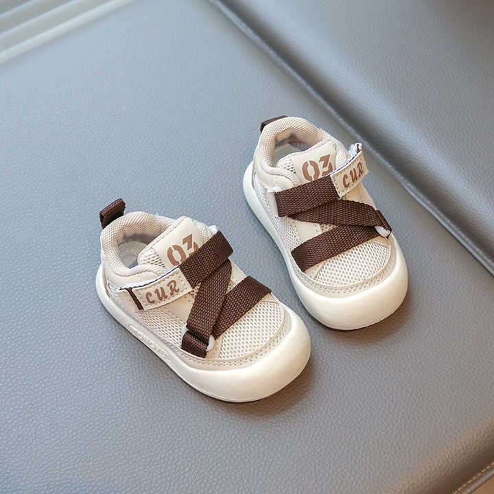 New fashion kids sneakers . موضة جديدة أحذية رياضية للأطفال