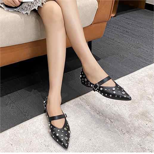 Women's flat shoes
