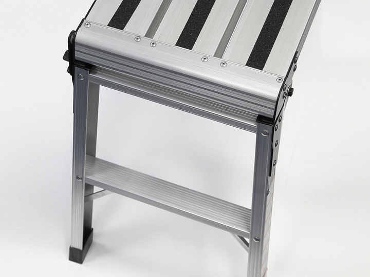 Ladder platform mounted on industrial skills - سلم منصة مركب على الطراز الصناعي
