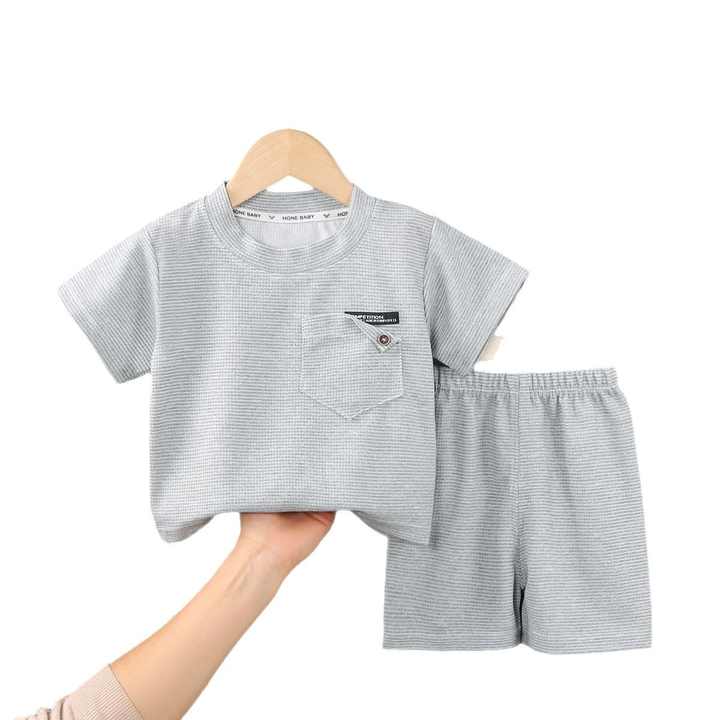 ملابس رياضية صيفية أنيقة غير رسمية للأولاد . Boys and girls summer casual stylish sportswear