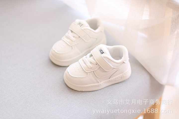 أحذية أطفال أنيقة جديدة بتخفيضات كبيرة على . New stylish children's shoes at great discounts on