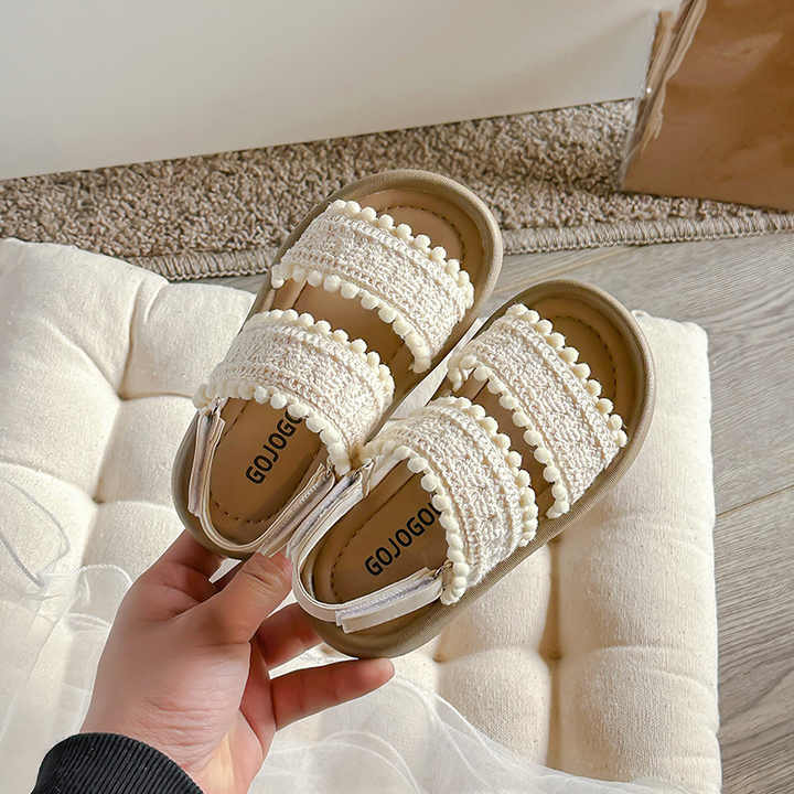 Soft girls' sandal with straight strap