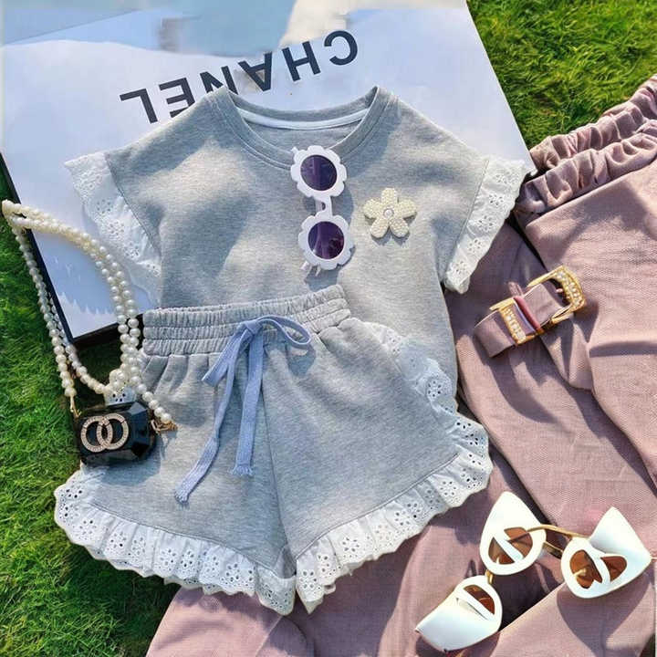 مجموعة ملابس صيفية جديدة للفتيات شورت New Summer Girls Clothing Sports Shorts with Floral Accessories Round Neck Cotton Topمجموعة ملابس صيفية جديدة للفتيات شورت رياضي رمادي غير رسمي مع إكسسوارات زهور رقبة مستديرة قماش قطني علوي