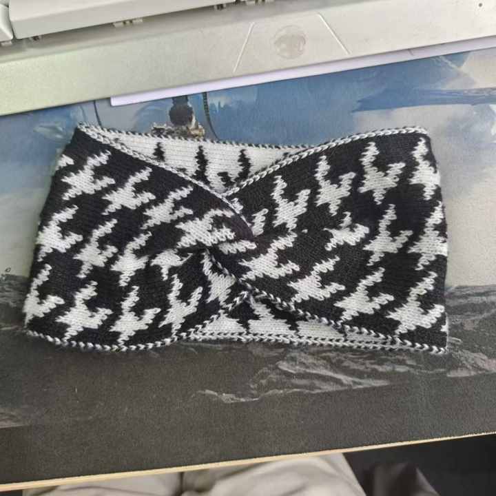 Knitted Headband for Women in Autumn-عصابة رأس محبوكة للنساء