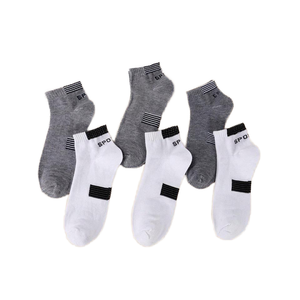 10 pairs of removable cotton sports socks . 10 أزواج من الجوارب الرياضية القطنية القابلة