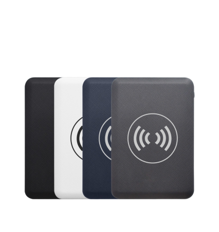 بنك طاقة شامل بحجم صغير . Compact all-in-one power bank