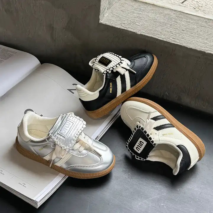 أحذية رياضية مسطحة مريحة للأطفال للربيع . Comfortable flat sneakers for children, spring and
