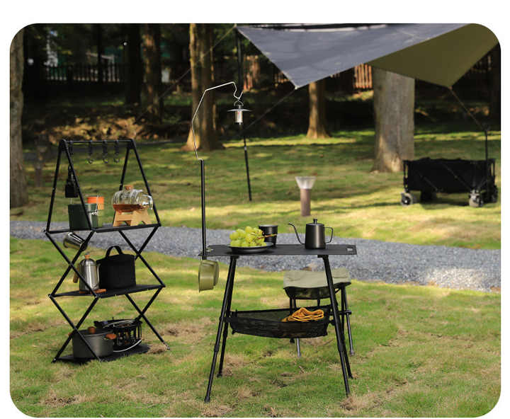 Picnic tables . طاولات الرحلات