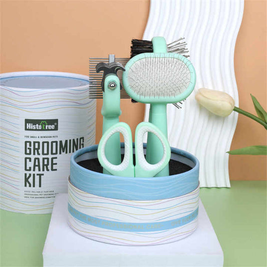 شعر الحيوانات الأليفة ، مشط القط ، مقص .ادوات تنظيف