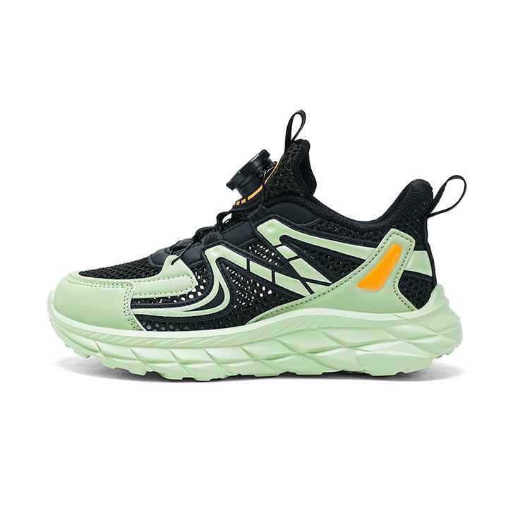أحذية رياضية للأولاد منخفضة التكلفة أحذية صيفية . Low-cost boys' sports shoes, summer breathable shoes