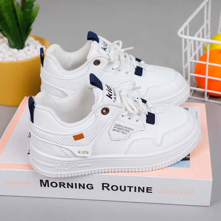 New fashion kids sneakers . موضة جديدة أحذية رياضية للأطفال