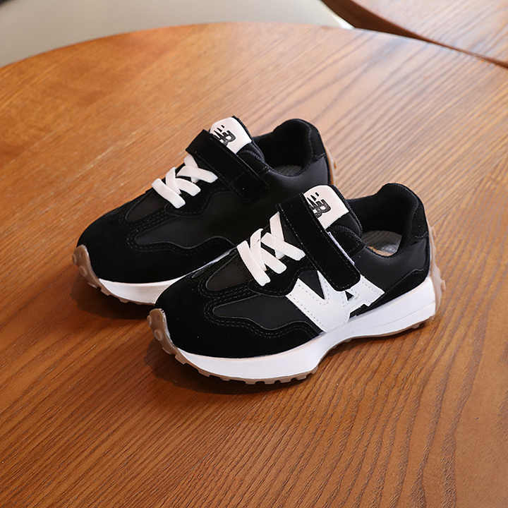 أحذية رياضية عالية الجودة مصممة كاجوال للفتيان . High Quality Designer Casual Boys Girls Mesh Breathable
