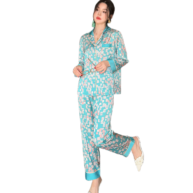 بيجامة نسائية رقيقة