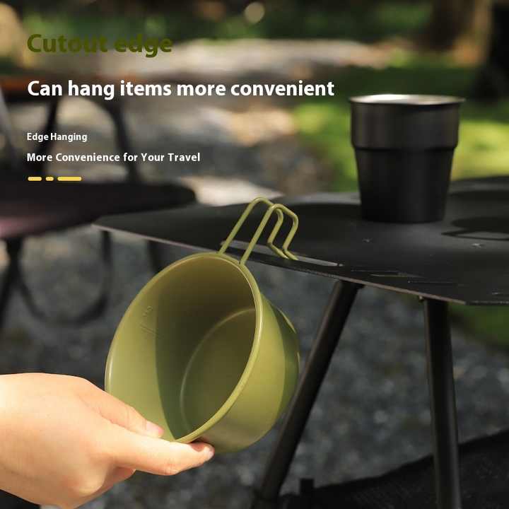 Picnic tables . طاولات الرحلات